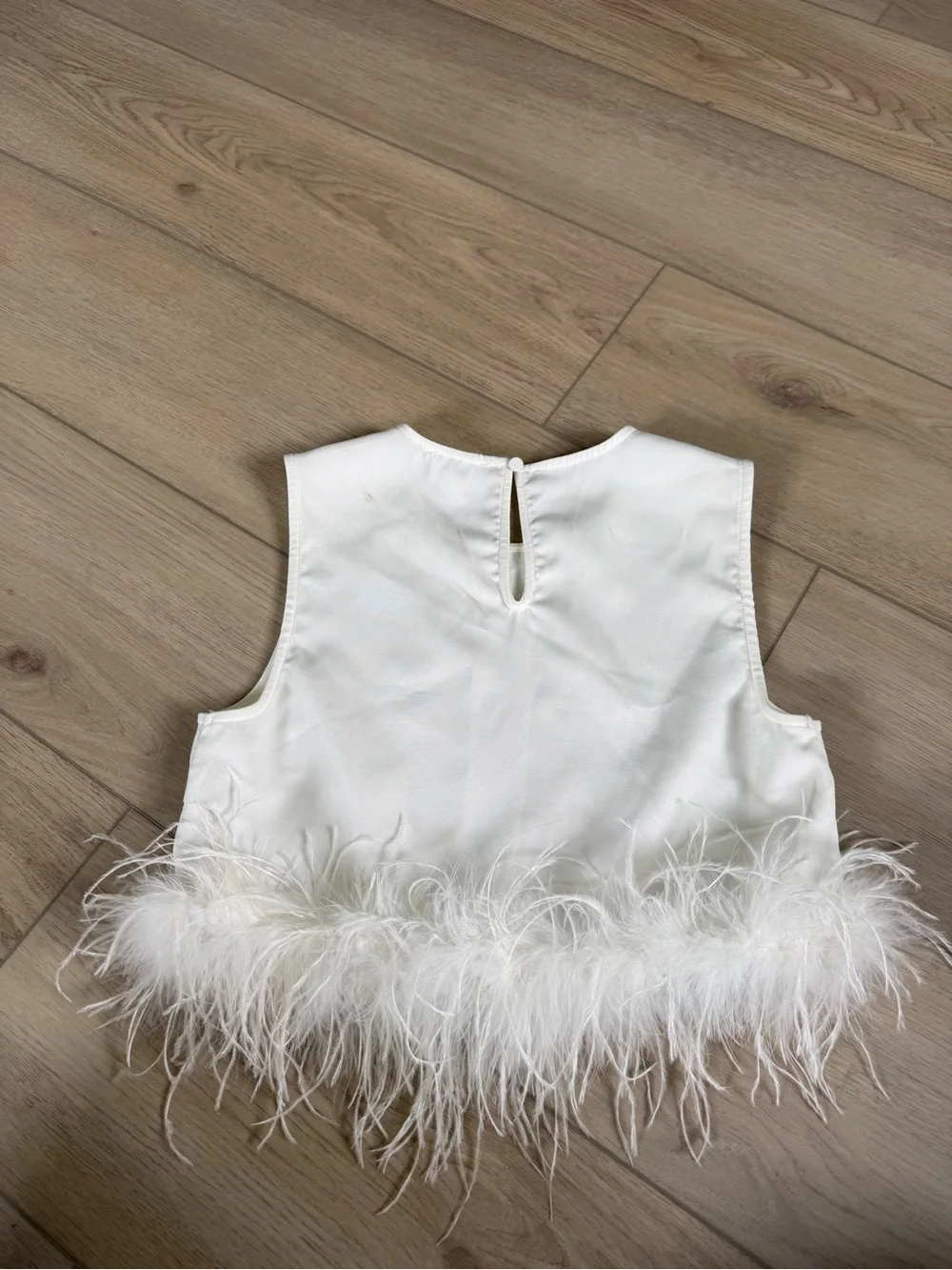 Le Lis White Feather Trim Sleeveless Crop Top - Picture 3 of 3